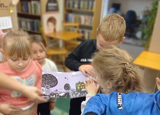 dzieci oglądają nowe książki