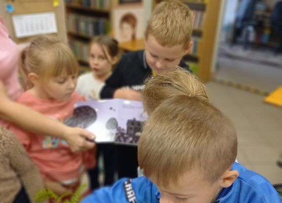 dzieci oglądają nowe książki