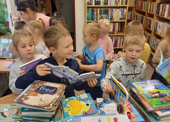 dzieci oglądają nowe książki