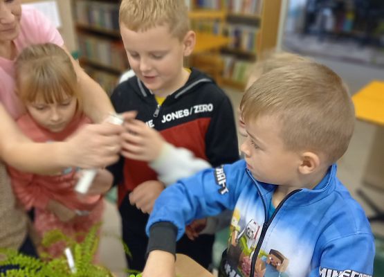 dzieci oglądają nowe książki