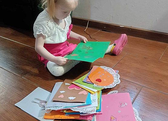 Lilianka ogląda otrzymane kartki urodzinowe