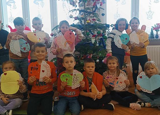 uczniowie prezentują wykonane kartki