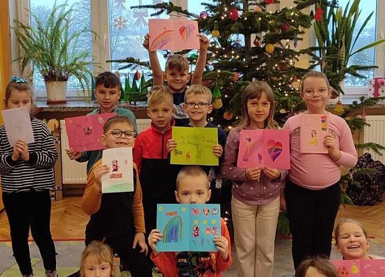 uczniowie prezentują wykonane kartki