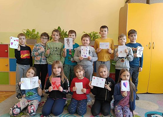 uczniowie prezentują wykonane kartki