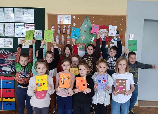 uczniowie prezentują wykonane kartki