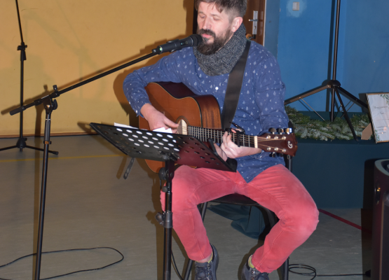 Pan od muzyki śpiewa kolędę