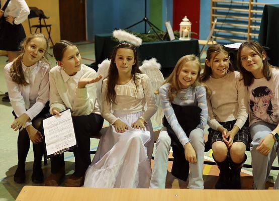 uczniowie przed występami