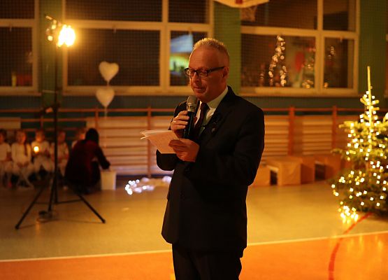 dyrektor wita gości