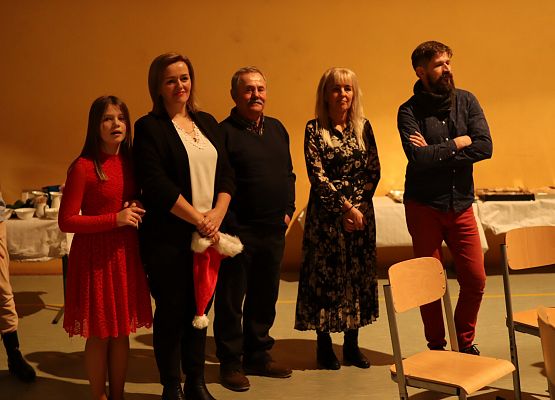 uczestnicy spotkania oglądają występ