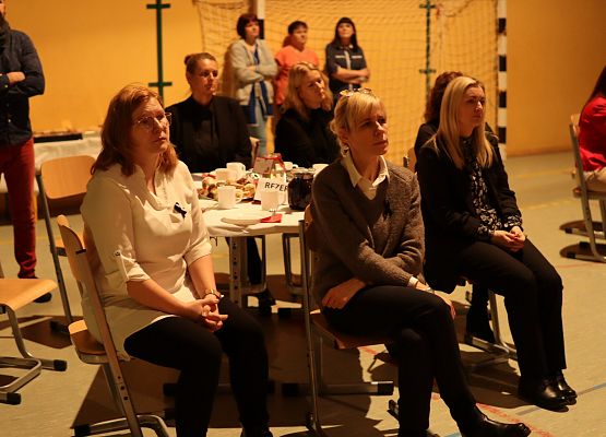 panie oglądają występy