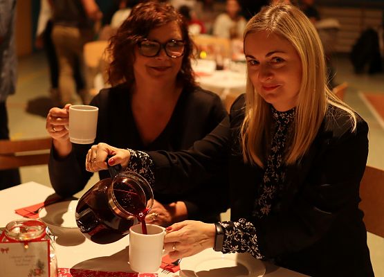 panie przy nakrytym stole