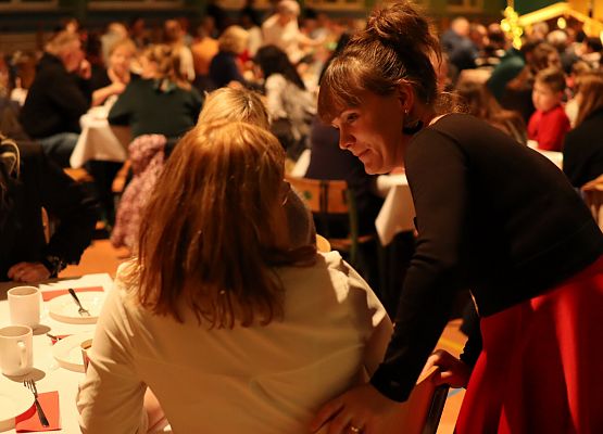 goście przy stołach