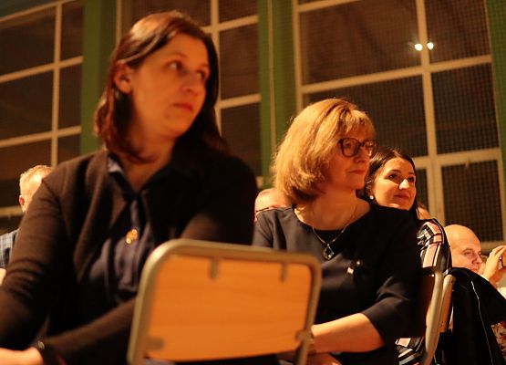 goście oglądają występ uczniów