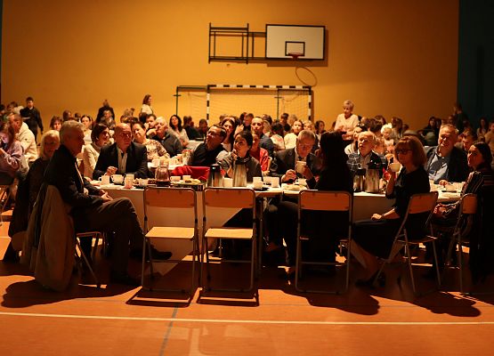 goście oglądają występ