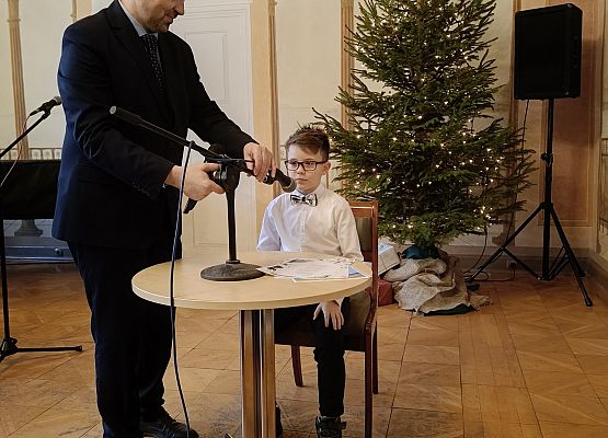 uczeń przygotowuje się do występu