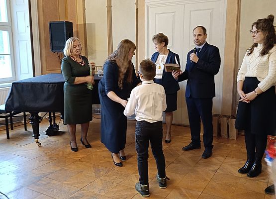 uczeń odbiera dyplom