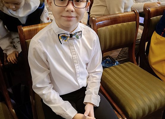 uczeń siedzi na krześle