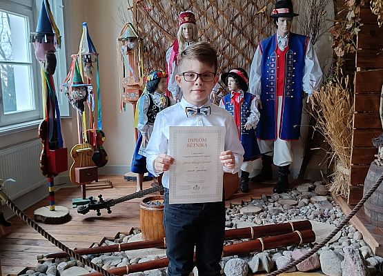 uczeń prezentuje dyplom