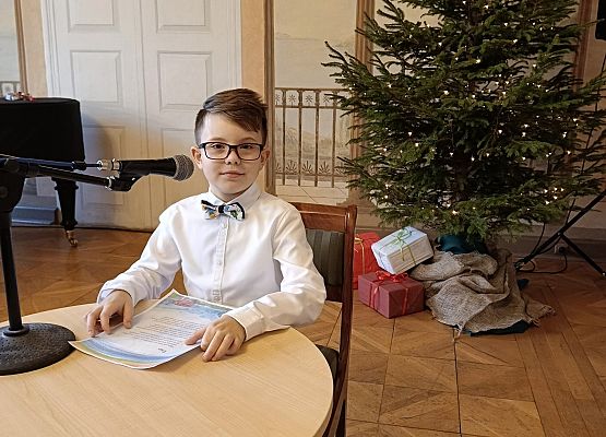 uczeń siedzi przy stoliku