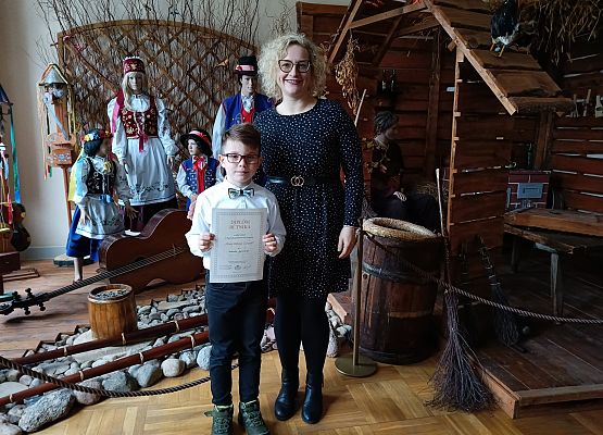 uczeń stoi obok naucycielki