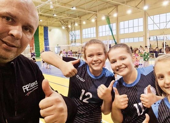 zawodniczki z trenerem