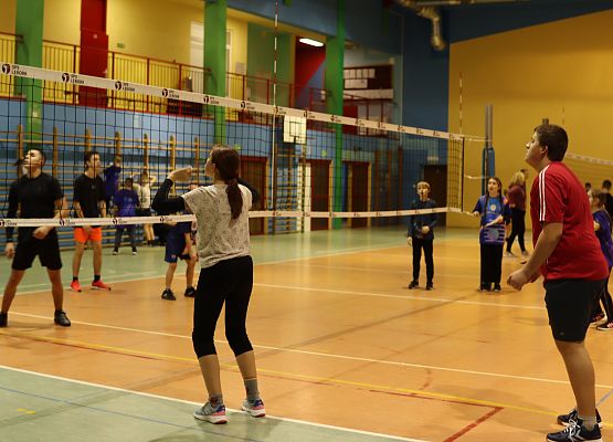 uczestnicy turnieju podczas gry w piłkę