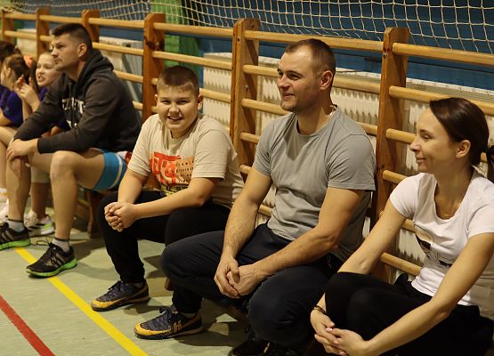 uczestnicy turnieju siedzą na ławce