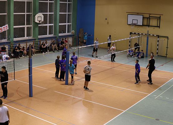 uczestnicy turnieju podczas gry w piłkę