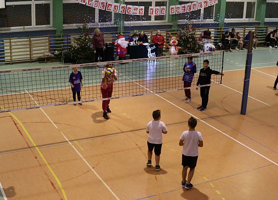 uczestnicy turnieju podczas gry w piłkę