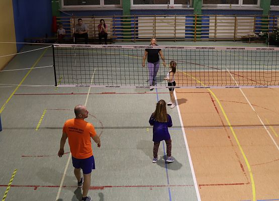 uczestnicy turnieju podczas gry w piłkę