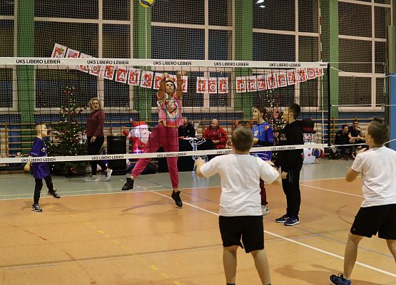 uczestnicy turnieju podczas gry w piłkę