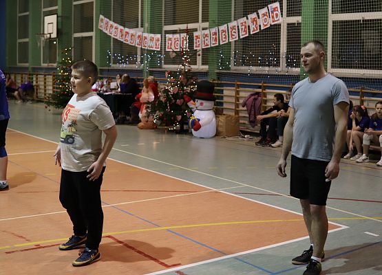 uczestnicy turnieju podczas gry w piłkę
