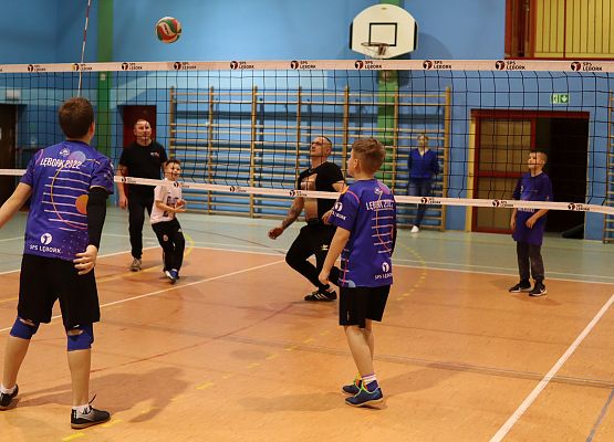 uczestnicy turnieju podczas gry w piłkę