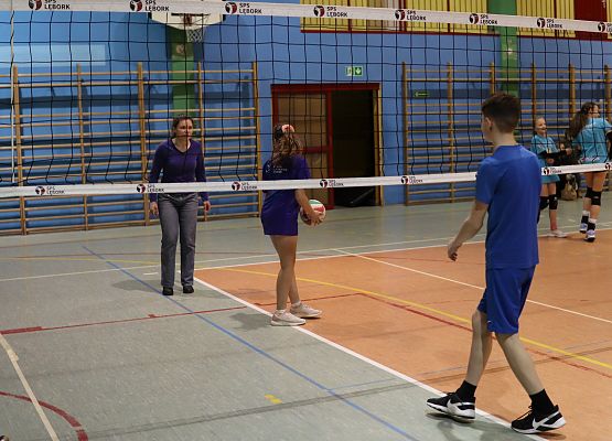 uczestnicy turnieju podczas gry w piłkę