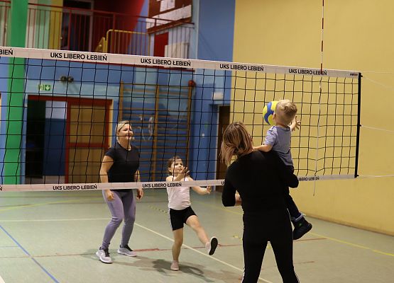 uczestnicy turnieju podczas gry w piłkę