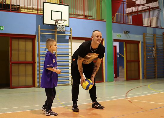 uczestnicy turnieju podczas gry w piłkę