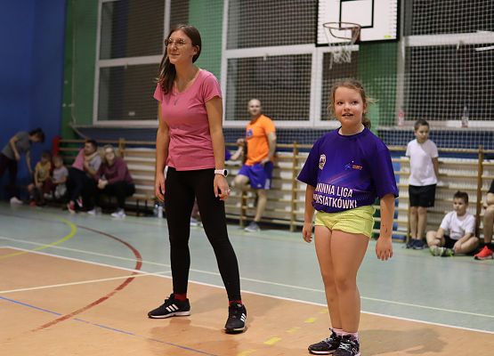 uczestnicy turnieju podczas gry w piłkę