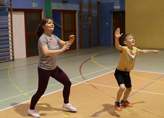 uczestnicy turnieju podczas gry w piłkę