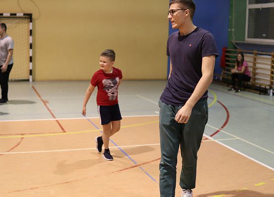 uczestnicy turnieju podczas gry w piłkę