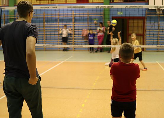 uczestnicy turnieju podczas gry w piłkę