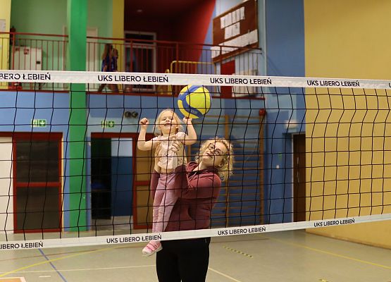 uczestnicy turnieju podczas gry w piłkę