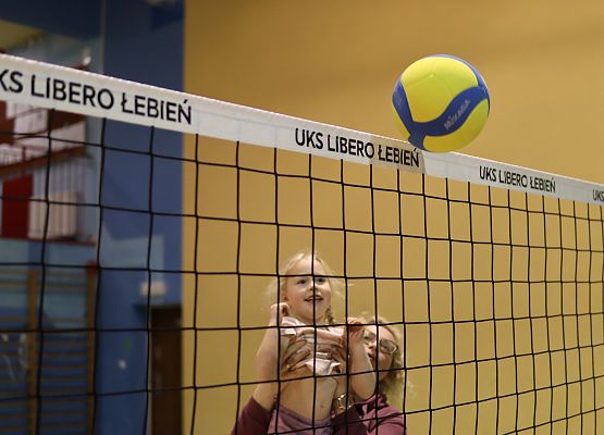 uczestnicy turnieju podczas gry w piłkę