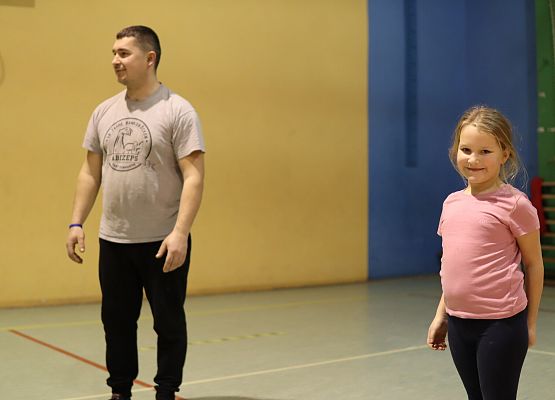 uczestnicy turnieju podczas gry w piłkę