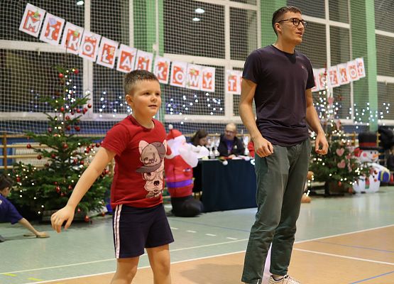 uczestnicy turnieju podczas gry w piłkę