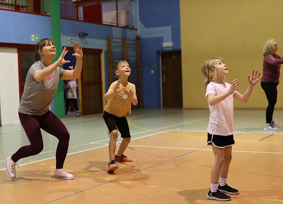 uczestnicy turnieju podczas gry w piłkę