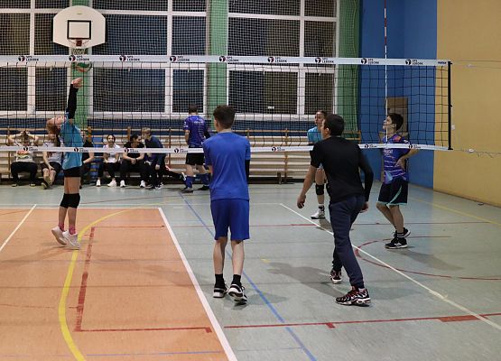 uczestnicy turnieju podczas gry w piłkę