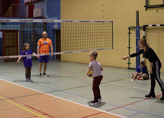 uczestnicy turnieju podczas gry w piłkę