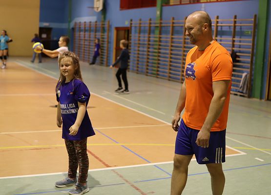 uczestnicy turnieju podczas gry w piłkę