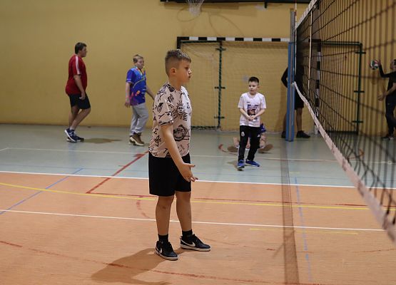 uczestnicy turnieju podczas gry w piłkę