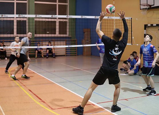 uczestnicy turnieju podczas gry w piłkę